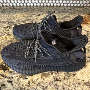 Yeezy men’s boost 350 v2, black size 8.5